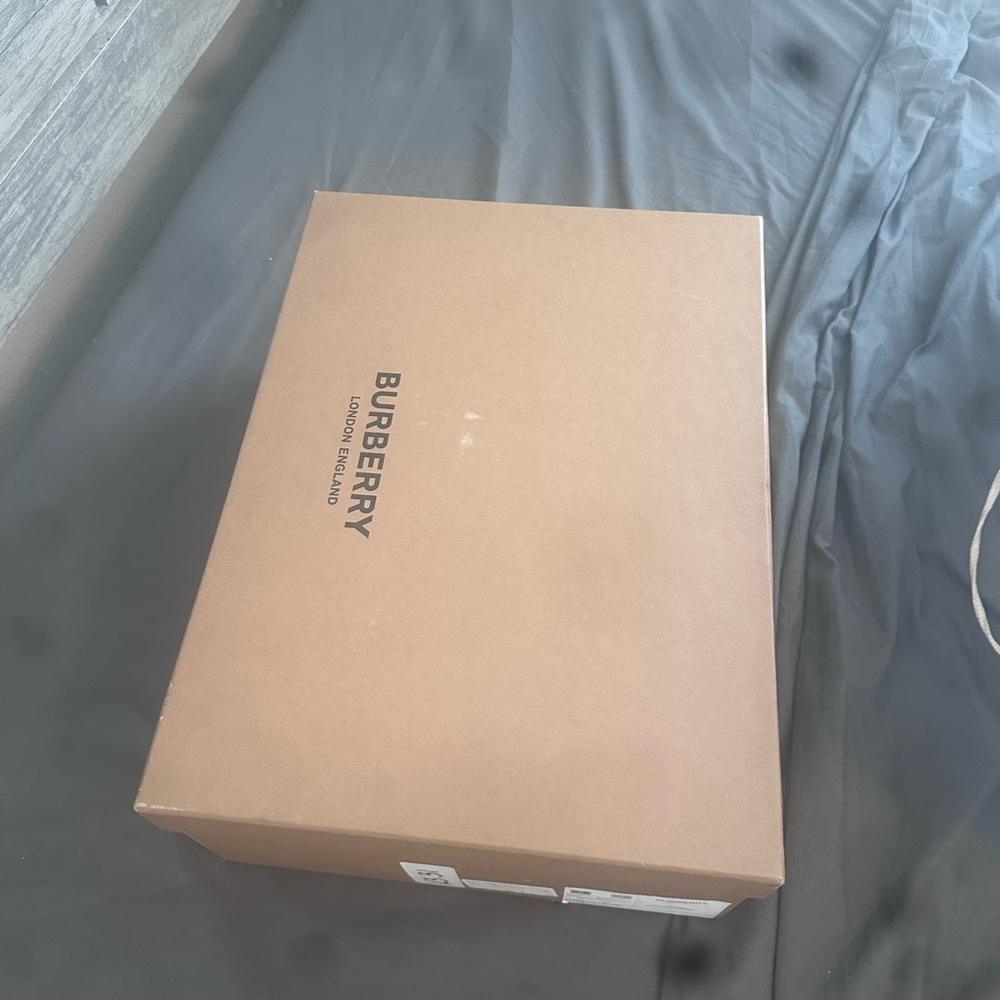 Burberry Sneakers. - Picture 3 of 4